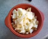 Foto del passaggio 4 della ricetta Ciambella alle mele e yogurt