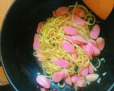 รูปขั้นตอนการทำที่ 3 ของ ลิงกัวเน่ผัดไส้กรอกพริกแห้งใบกะเพรา🍝