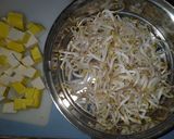 Foto langkah ke 1 dari resep Tumis tauge tahu saus tiram.