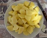 Foto del passaggio 1 della ricetta Spezzatino di manzo e patate