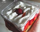 Foto langkah ke 6 dari resep Dessert Box Strawberry Cream and Regal, Box Ultah Sederhana.