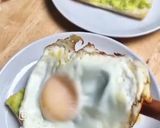 Foto langkah ke 4 dari resep Avocado Egg Toast.