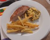 Foto del paso 4 de la receta: Chuleta de Cerdo con Revuelto de Arvejas y Fritas