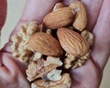 Foto del paso 2 de la receta: Galletas de harina de garbanzos, cacao y frutos secos en sartén