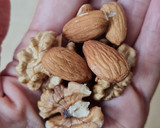 Foto del paso 2 de la receta: Galletas de harina de garbanzos, cacao y frutos secos en sartén