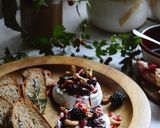 Zapiekany Camembert z gorącymi jeżynami w miodzie krok przepisu 2 zdjęcie