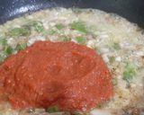 A picture of step 2 of Onion Tomato Pasta.