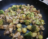 Foto del paso 4 de la receta: Salteado de verduras con pollo