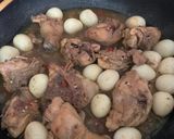 Hình bước làm 2 của món Gà kho trứng cút