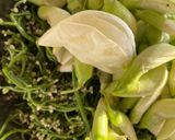 รูปขั้นตอนการทำที่ 1 ของ ผัดดอกผักปลังดอกแคกับแหนมไข่🧄🌶️