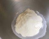 Une image de l'étape 1 de Pâte brisée à la liqueur de prunes, lait et vanille.