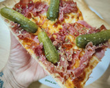 Foto del paso 5 de la receta: Pizza blanca de pastrami y pepinillos