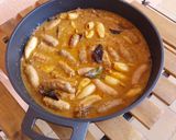 Foto del paso 12 de la receta: Cazuela de butifarra, calamares y surtido de setas deshidratadas