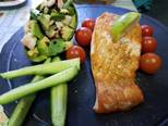 salmon a la plancha con ensalada de aguacate