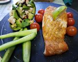 Foto del paso 2 de la receta Salmón a la plancha con ensalada de aguacates y langostinos