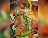 Foto del paso 2 de la receta: Frittata con espárragos, jamón serrano y tomates cherry
