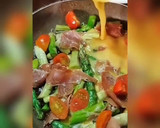 Foto del paso 2 de la receta: Frittata con espárragos, jamón serrano y tomates cherry
