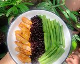 Hình bước làm 1 của món Healthy: cơm đen - ức gà sốt mật ong- đậu luộc
