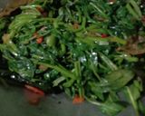 Foto langkah ke 3 dari resep Tumis kangkung saos tiram.