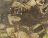 Foto del paso 4 de la receta Espaguetis de ajo y guindilla con salsa de champiñones y crujiente de calabacín