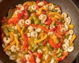 Foto del paso 4 de la receta: Tallarines con pimientos y gambas