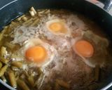 Foto del paso 1 de la receta Espárragos trigueros guisados y huevos escalfados