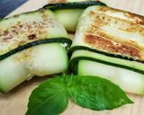 Foto del passaggio 9 della ricetta Fagottini di zucchini con feta, noci e basilico
