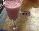 A picture of step 3 of Banana and Strawberry Shake.