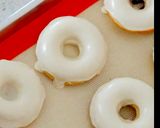 A picture of step 4 of White chocolate dounts.