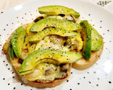 Foto del paso 7 de la receta: Bocata abierto de revuelto de gambas, champiñones, queso y 🥑