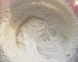 Foto del paso 2 de la receta: Tiramisú de fresa 🍓 y coco 🥥 en tarritos 🫙