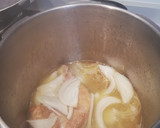 Foto del paso 3 de la receta: Muslos de pollo exprés con patatas al microondas