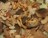 Foto del paso 5 de la receta: Guarnición de variado de setas del bosque con cebolla y pimiento