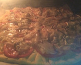 Foto del paso 7 de la receta: Pizza con masa casera de cebolla caramelizada y rulo de queso de cabra