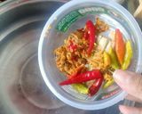 รูปขั้นตอนการทำที่ 3 ของ ต้มยำโครงไก่ใส่เห็ด