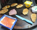 Foto del paso 1 de la receta: Mini croissants con jamón dulce y salmón
