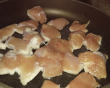 Foto del paso 1 de la receta: Pechugas al verdeo y champignones light proteicas