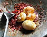 Foto langkah ke 4 dari resep Sambal telur rebus.