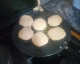 A picture of step 6 of Caramelized onions chicken burger.