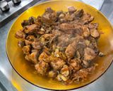 Une image de l'étape 22 de Poulet caramélisé au gingembre, champignons et carottes.