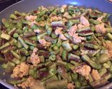 A picture of step 6 of Garlic Chicken and Long Beans Stir-Fry.