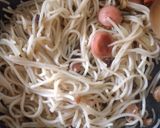 Foto langkah ke 5 dari resep Menu bekal sekolah: spaghetti aglio olio.
