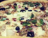 A picture of step 7 of Malai boti pizza with white sauce.