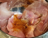 Foto del paso 2 de la receta: Pollo adobado en salsa de cebolla y mostaza