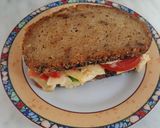 Hình bước làm 3 của món Bánh Mì kẹp Trứng Phômai 🧀🍳🥖🍅☕ #cleaneating