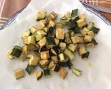 Foto del passaggio 2 della ricetta Pasta con peperoni, pomodorini confit e zucchine fritte