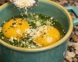Foto del passaggio 3 della ricetta Uova in Cocotte con Erba Cipollina e Parmigiano