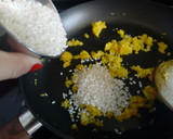 Foto del paso 3 de la receta: Arroz a la cúrcuma con pollo y pimientos asados