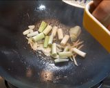 A picture of step 5 of Stir-fried Beef with Spring Onion.