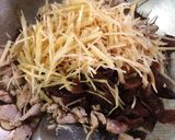รูปขั้นตอนการทำที่ 2 ของ ผัดขิงหมู